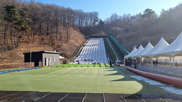 칠곡 사계절 썰매장 레인 전경으로 약 100여미터 길이의 10개의 레인이 있다