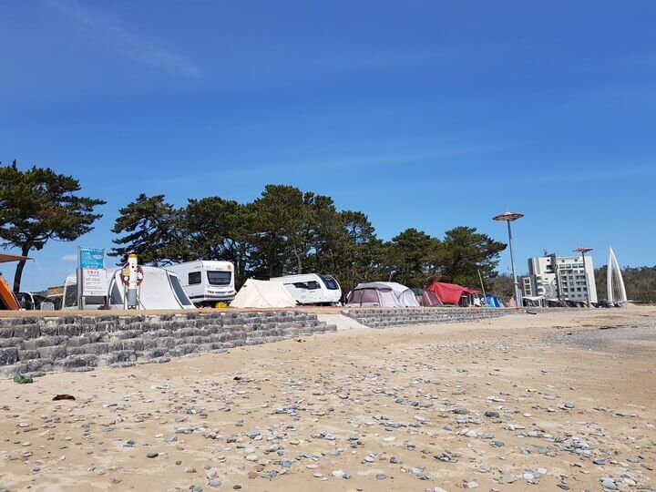 해변에서 바라본 캠핑장 모습. 울산 캠핑장, 경주 캠핑장 중 편한 캠핑장으로 추천